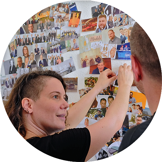 Anna Schlunken bei der Entwicklung einer Brandidentity