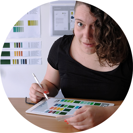 Anna Schlunken Branddesign Anna Schlunken bei der Entwicklung eines Branddesigns